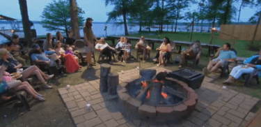 The Robertson family gathers around the campfire at Lake D'Arbonne for the season finale.